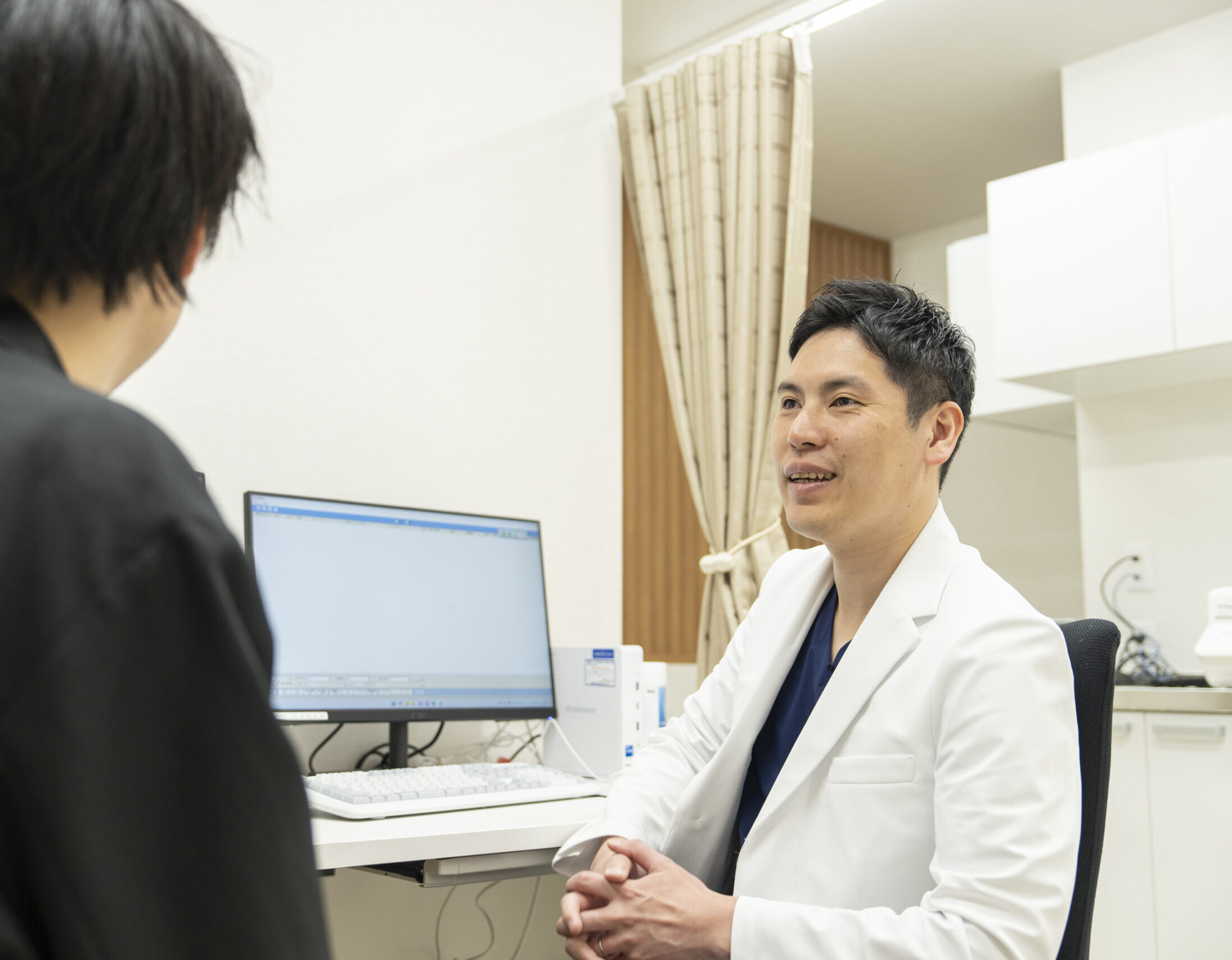 内視鏡検査の相談で診察を行う医師のイメージ写真｜天王寺区で胃カメラ検査なら むらた内科・消化器肝臓クリニック